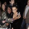 Kim Kardashian prenant la pause avec une fan à la sortie du "Movida Nightclub" de Mayfair, le 9 novembre 2012.