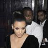 Kim Kardashian, de noir vêtue, et Kanye West quittant le "Movida Nightclub" de Mayfair, le 9 novembre 2012.
