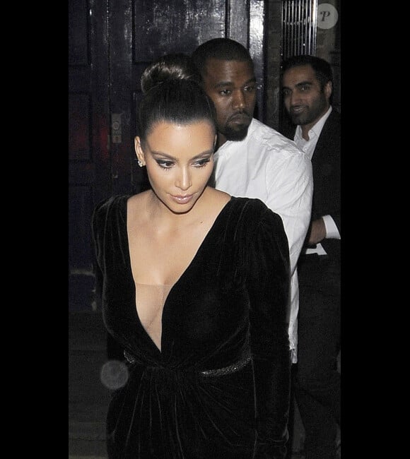 Kim Kardashian, de noir vêtue, et Kanye West quittant le "Movida Nightclub" de Mayfair, le 9 novembre 2012.