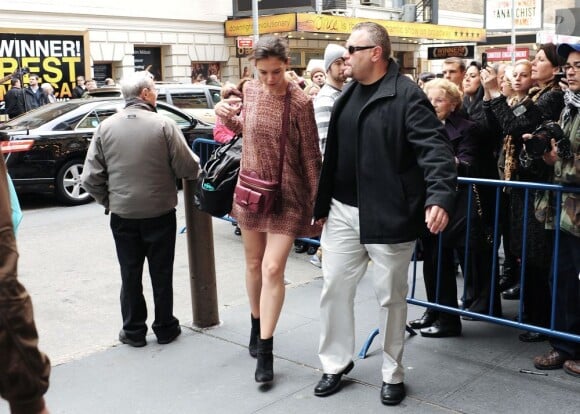 Katie Holmes épanouie ose la mini-robe pour aller travailler à Broadway. New York le 10 novembre 2012.