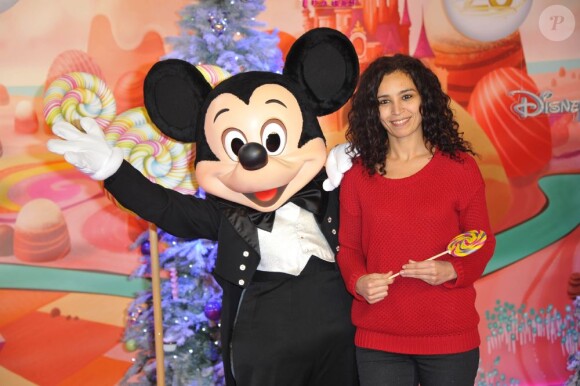 Aida Touihri lors du lancement de la parade de Noël à Disneyland Paris le 10 novembre 2012