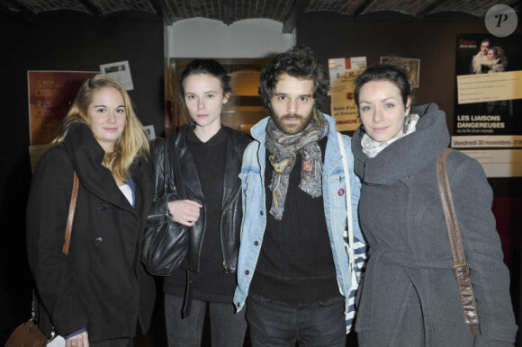 EXCLU - Julien Bravo entouré de trois comédiennes de Plus Belle La Vie lors du filage de la pièce Gigi au théâtre de Sel à Sèvres, le 9 novembre 2012