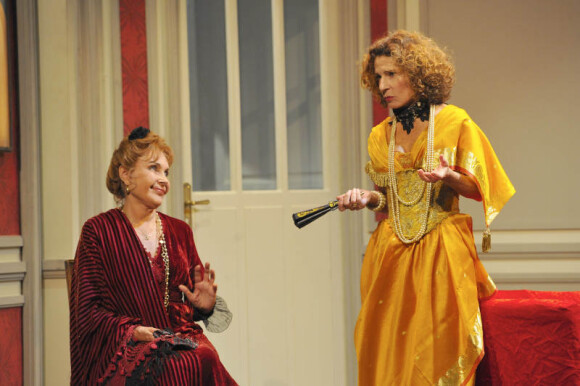 EXCLU - Pascale Roberts et Sylvie Flepp lors du filage de la pièce Gigi au théâtre de Sel à Sèvres, le 9 novembre 2012