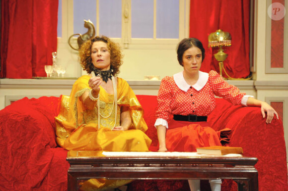 EXCLU - Sylvie Flepp et Coline d'Inca lors du filage de la pièce Gigi au théâtre de Sel à Sèvres, le 9 novembre 2012