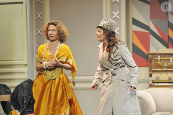 EXCLU - Sylvie Flepp et Sophie de la Rochefoucauld lors du filage de la pièce Gigi au théâtre de Sel à Sèvres, le 9 novembre 2012