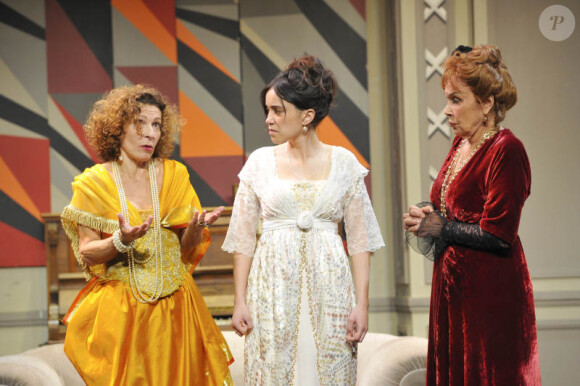 EXCLU - Sylvie Flepp, Coline d'Inca et Pascale Roberts lors du filage de la pièce Gigi au théâtre de Sel à Sèvres, le 9 novembre 2012