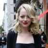 Emma Stone, à la sortie de l'hôtel Plaza Athénée, se rend au défilé Miu Miu printemps-été 2013, concluant la Fashion Week. Paris, le 3 Octobre 2012.