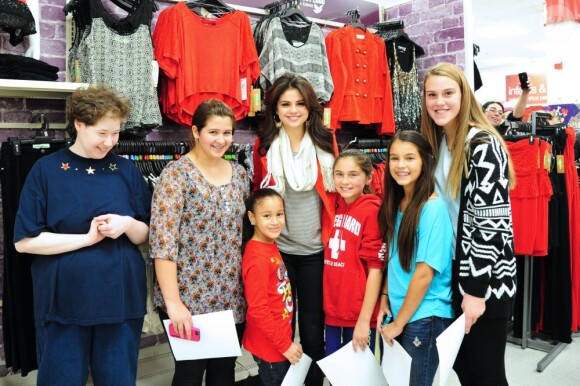 Séparée de Justin Bieber, Selena Gomez rend visite à ses fans au centre commercial Kmart de New York, le 11 novembre 2012.