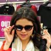 Selena Gomez rend visite à ses fans au centre commercial Kmart de New York, le 11 novembre 2012.
