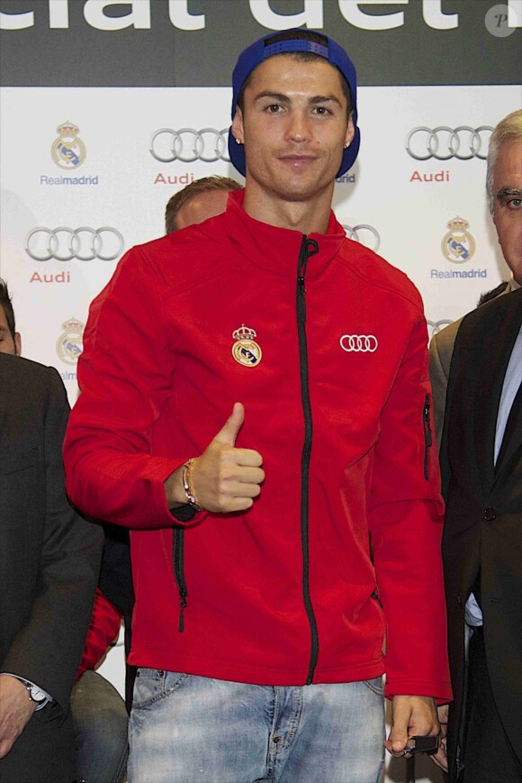 Cristiano Ronaldo reçoit sa nouvelle voiture sur le circuit de Jarama dans la banlieue de Madrid le 8 novembre 2012