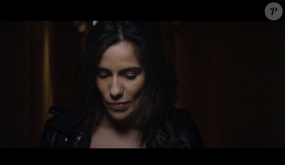 Zoé Félix dans le clip L'Attente (novembre 2012) de Johnny Hallyday, premier extrait de l'album éponyme, réalisé par Fred Grivois. Novembre 2012.