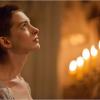 Anne Hathaway joue Fantine dans la version musicale des Misérables par Tom Hooper.