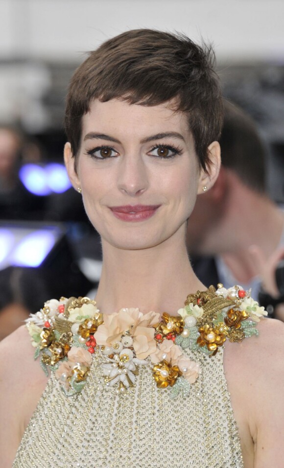 Anne Hathaway arborait déjà sa coupe masculine lors de l'avant-première londonienne de The Dark Knight Rises, le 18 juillet 2012.