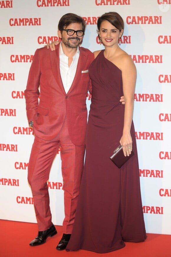 Le photographe Kristian Schuller et Penélope Cruz à la présentation du calendrier Campari à Milan le 13 Novembre 2012.
