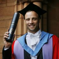 Oscar Pistorius : Très fier, l'athlète handicapé est fait docteur honoraire !