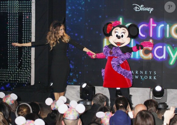Sarah Jessica Parker et Minnie lors de l'événement Electric Holiday de Disney au magasin Barneys à New York, le 14 novembre 2012.