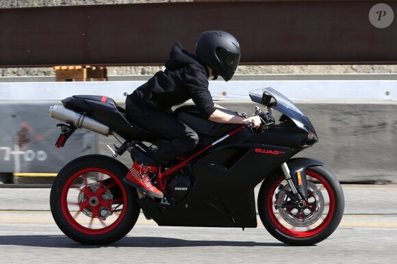 La star des ados Justin Bieber sur sa moto Ducati le 14 novembre 2012 à Los Angeles.