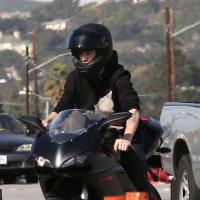 Justin Bieber à fond sur sa moto, malgré la police... Pour semer les paparazzi ?