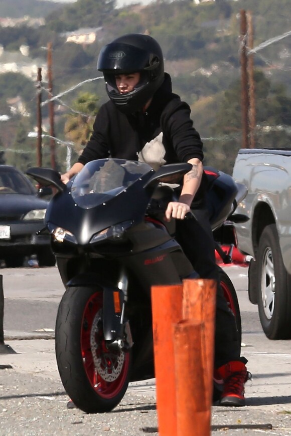 Le chanteur Justin Bieber sur sa moto Ducati le 14 novembre 2012 à Los Angeles.