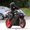 Le chanteur canadien Justin Bieber sur sa moto Ducati le 14 novembre 2012 à Los Angeles.