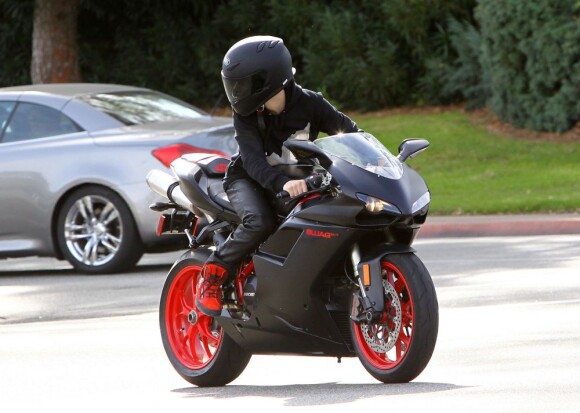 Le chanteur canadien Justin Bieber sur sa moto Ducati le 14 novembre 2012 à Los Angeles.