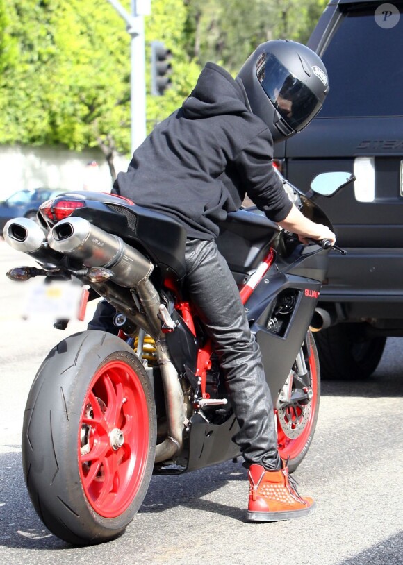L'ex de Selena Gomez Justin Bieber sur sa moto Ducati le 14 novembre 2012 à Los Angeles.