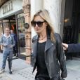 Kate Moss opte pour un total look black pour une séance shopping à Londres. Le 15 novembre 2012