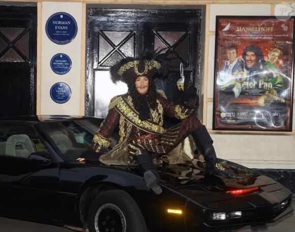 David Hasselhoff en Capitaine Crochet devant l'Opéra de Manchester le 15 novembre 2012.