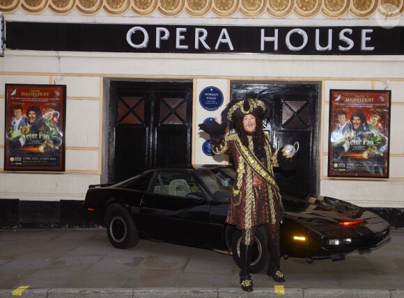David Hasselhoff en costume de Capitaine Crochet devant l'Opera de Manchester le 15 novembre.