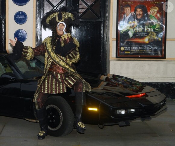 David Hasselhoff en costume de Capitaine Crochet devant l'Opéra de Manchester le 15 novembre 2012.