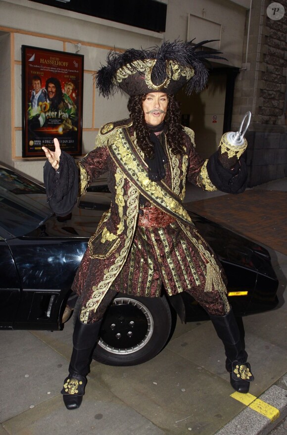 David Hasselhoff en costume de Capitaine Crochet devant l'Opéra de Manchester le 15 novembre 2012.