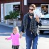 Jennifer Garner se promène avec sa fille Seraphina à Brentwood le 13 novembre 2012.