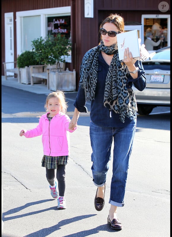 Jennifer Garner se promène avec sa fille Seraphina à Brentwood le 13 novembre 2012.