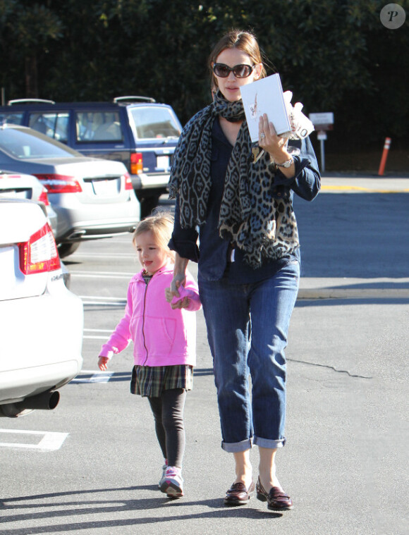 Jennifer Garner et sa fille Seraphina à Brentwood le 13 novembre 2012.