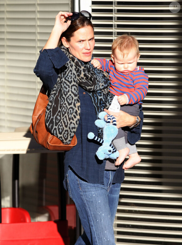 Jennifer Garner avec son fils Samuel à Pacific Palisades le 13 novembre 2012.