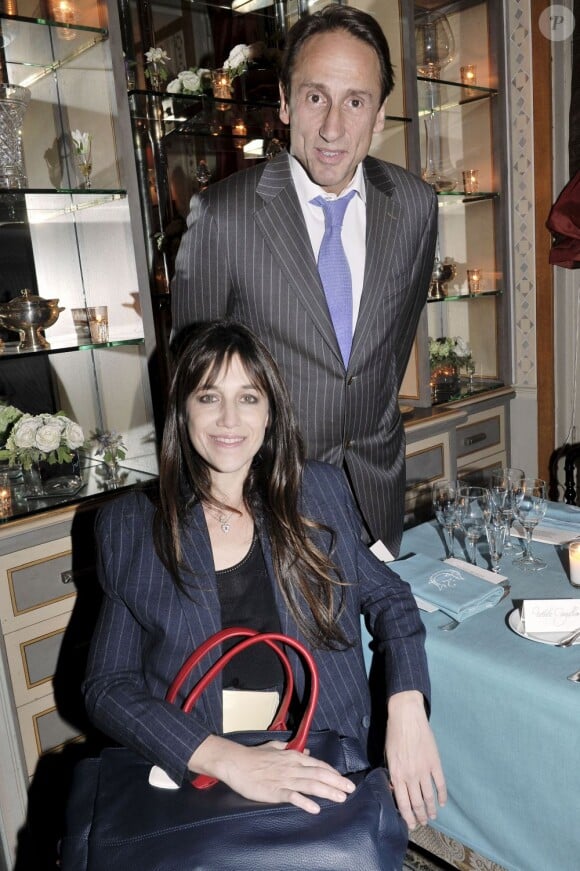 Charlotte Gainsbourg, à table, et le docteur Krishna Clough de l'institut du Sein, au dîner Tommy Hilfiger et Breast Health International, le 15 novembre 2012.
