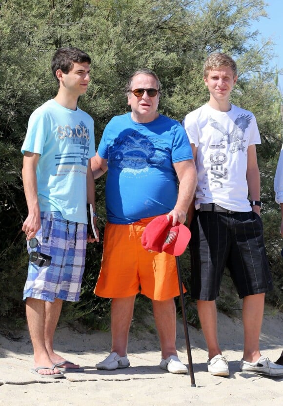 Retrouvailles, après des années de séparation, de Paul-Loup Sulitzer et ses fils James et Edouard au Club 55, près de Saint-Tropez, le 16 juillet 2012.