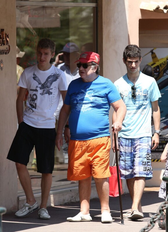 Paul-Loup Sulitzer entouré de ses fils James et Edouard au Club 55, près de Saint-Tropez, le 16 juillet 2012.