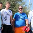 Paul-Loup Sulitzer entouré de ses fils James et Edouard au Club 55, près de Saint-Tropez, le 16 juillet 2012.