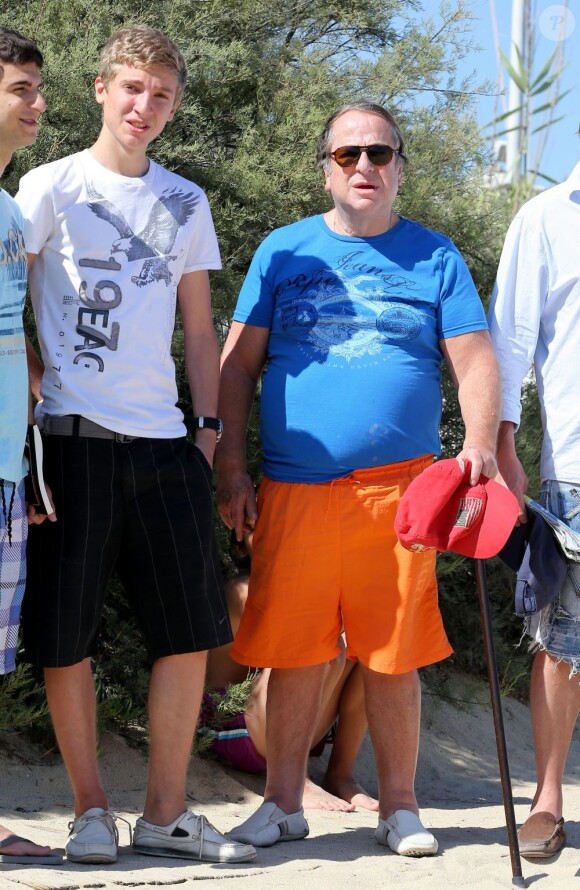 Paul-Loup Sulitzer entouré de ses fils James et Edouard au Club 55, près de Saint-Tropez, le 16 juillet 2012.