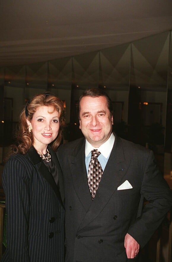 Paul-Loup Sulitzer et son ex-femme Delphine Jacobson à Paris, mars 1996.
