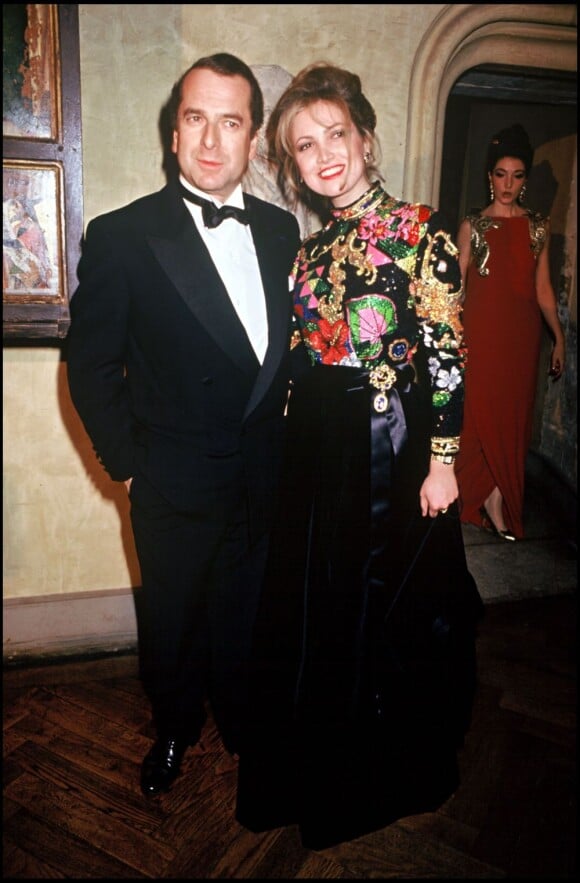 Paul-Loup Sulitzer et Delphine Jacobson à Paris, en 1992.