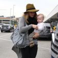 Hilary Duff et son fils Luca à l'aéroport de Los Angeles le 15 novembre 2012.