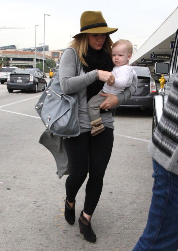 Hilary Duff et son fils Luca à l'aéroport de Los Angeles le 15 novembre 2012.