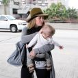 Hilary Duff et son  adorable fils Luca à l'aéroport de Los Angeles le 15 novembre 2012.