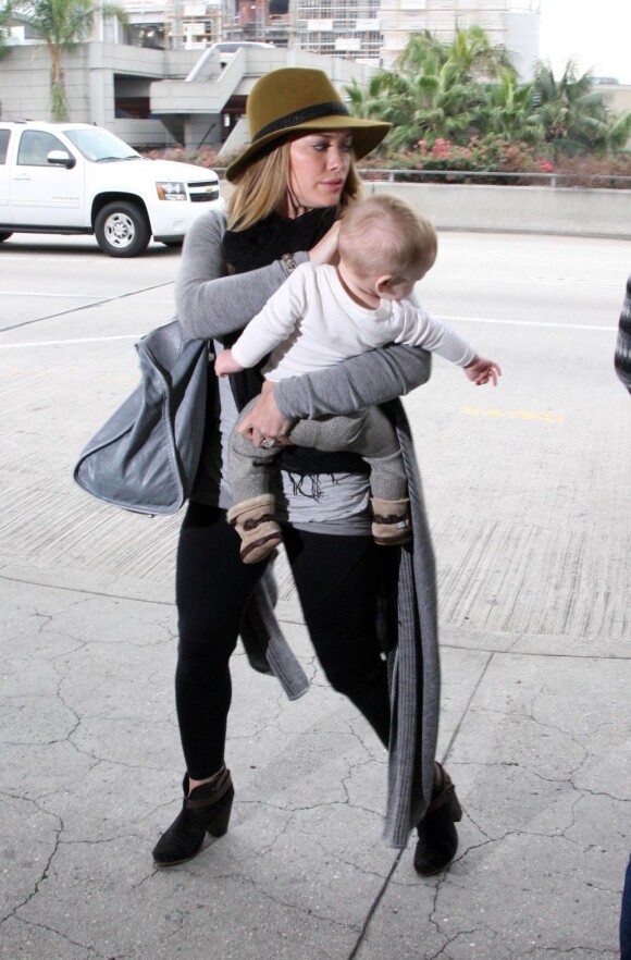 Hilary Duff et son  adorable fils Luca à l'aéroport de Los Angeles le 15 novembre 2012.