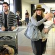 Hilary Duff avec son fils Luca et son mari Mike Comrie à l'aéroport de Los Angeles le 15 novembre 2012.
