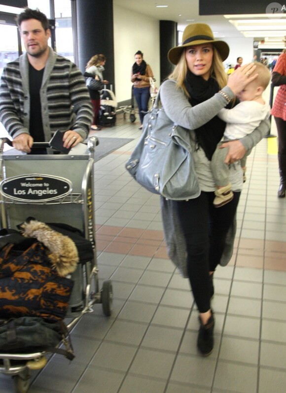 Hilary Duff avec son fils Luca et son mari Mike Comrie à l'aéroport de Los Angeles le 15 novembre 2012.