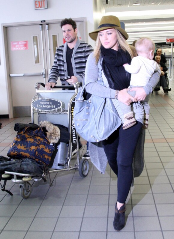 Hilary Duff entourée de son fils Luca et de son mari Mike Comrie à l'aéroport de Los Angeles le 15 novembre 2012.