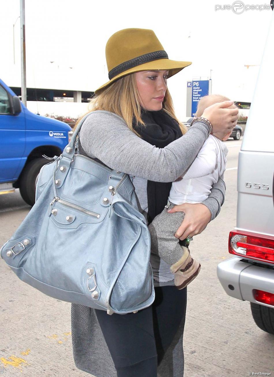 Hilary Duff et son fils Luca arrivent à l&#039;aéroport de Los Angeles le 15 novembre 2012.